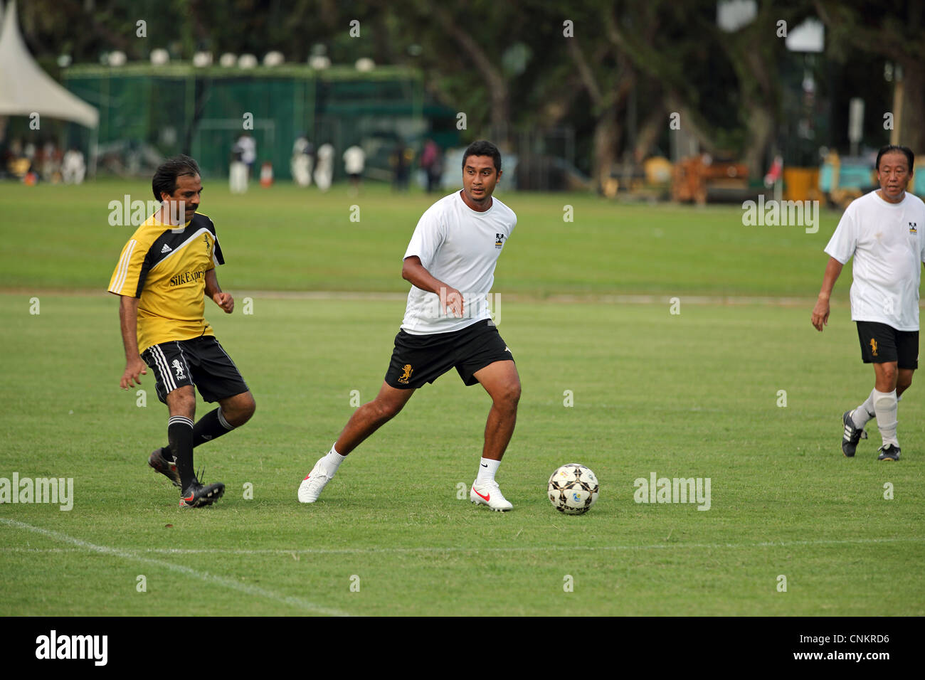 Männer, die ein Spiel des Fußballs in lokalen Singapur-Fußball-Liga. Stockfoto
