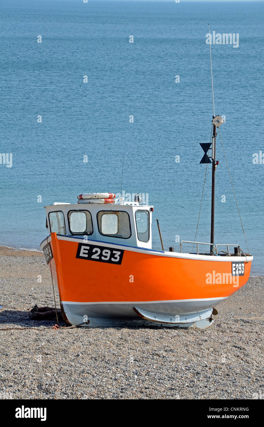 Orange Fischerboot, Branscombe, Devon, UK Stockfoto