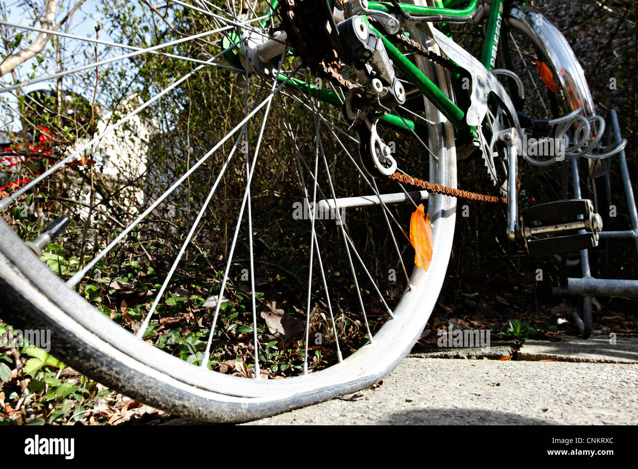 Vernachlässigte Fahrrad mit einem Platten Reifen, Stockfoto