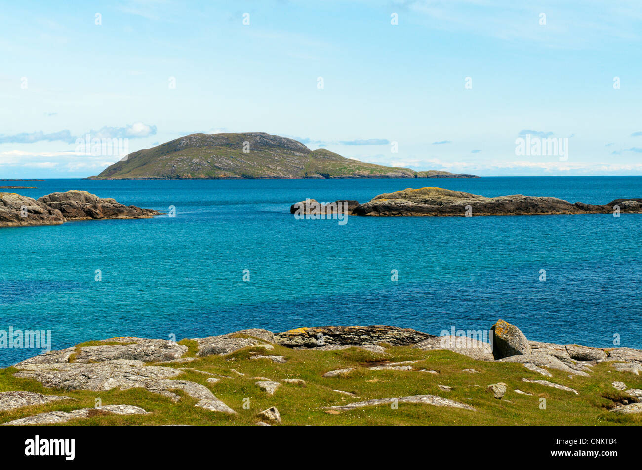 Die unbewohnte Insel von Maol Domhnaich gesehen von Vatersay in den äußeren Hebriden. Stockfoto