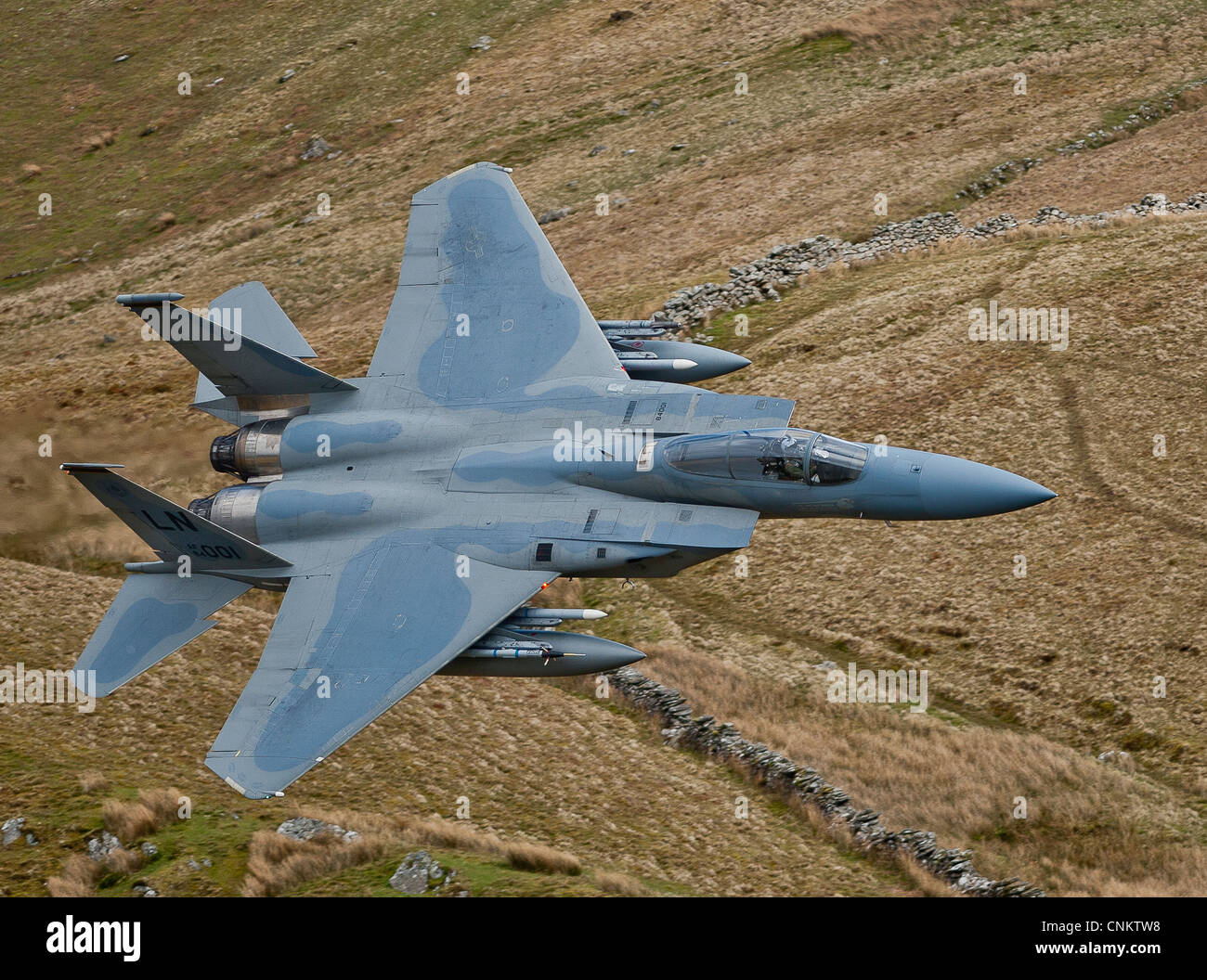 F-15 s niedrigen Niveau in Nord Wales Mach Schleife. Stockfoto