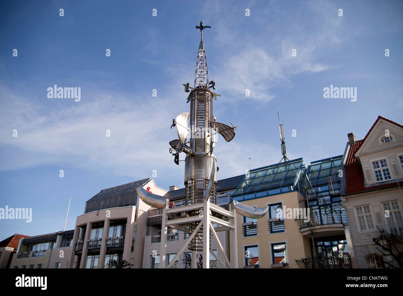 Turm von Albert Sous, moderne Kunst auf dem Marktplatz in Aurich, Ostfriesland, Niedersachsen, Deutschland Stockfoto