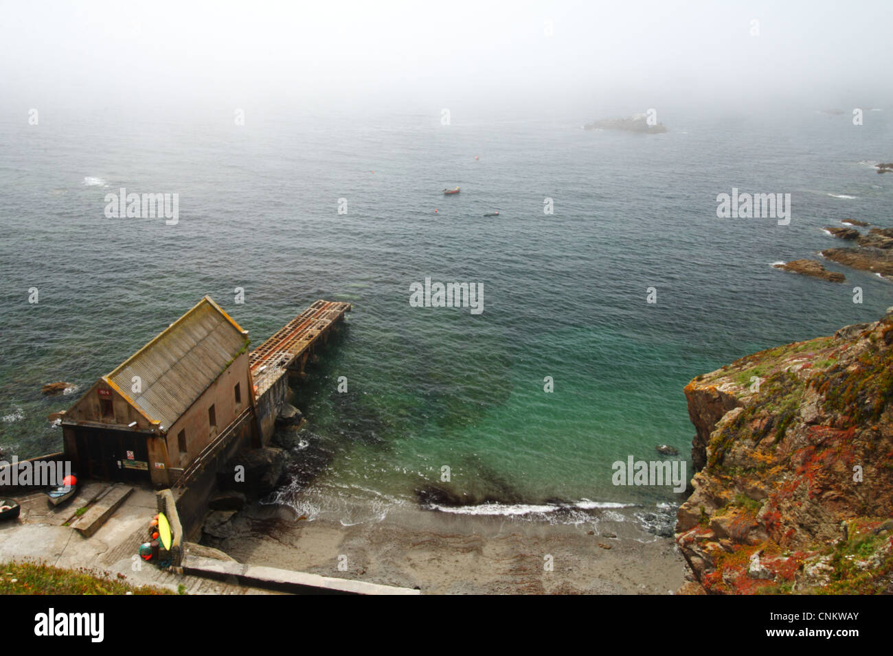 Die alten stillgelegten R.N.L.I. Eidechse Rettungsstation am Polpeor Cove, Lizard Point, Cornwall, UK. Stockfoto