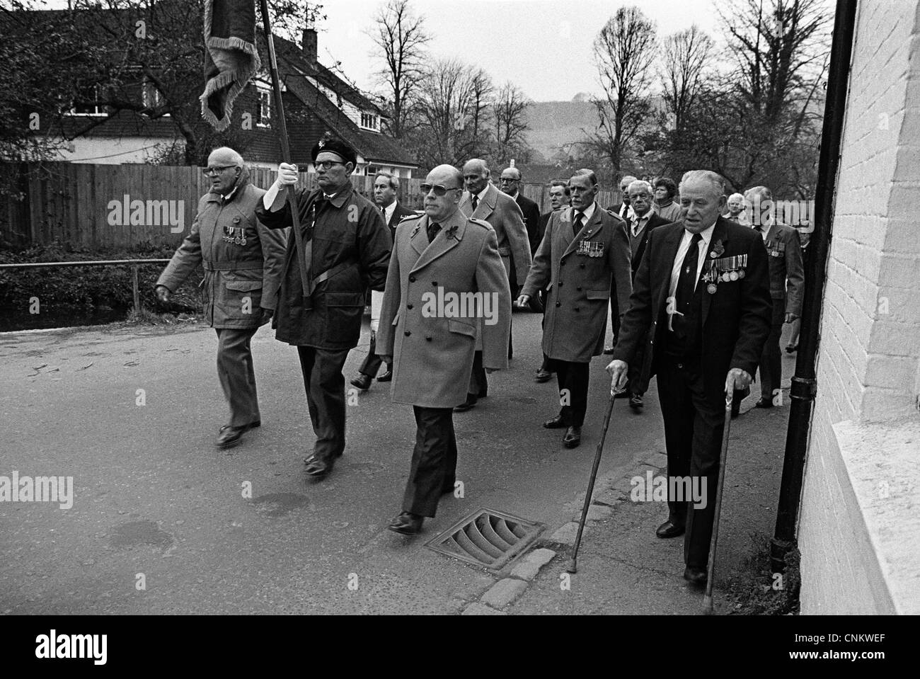 Alten Soldaten marschieren durch Dorf in Kent Stockfoto