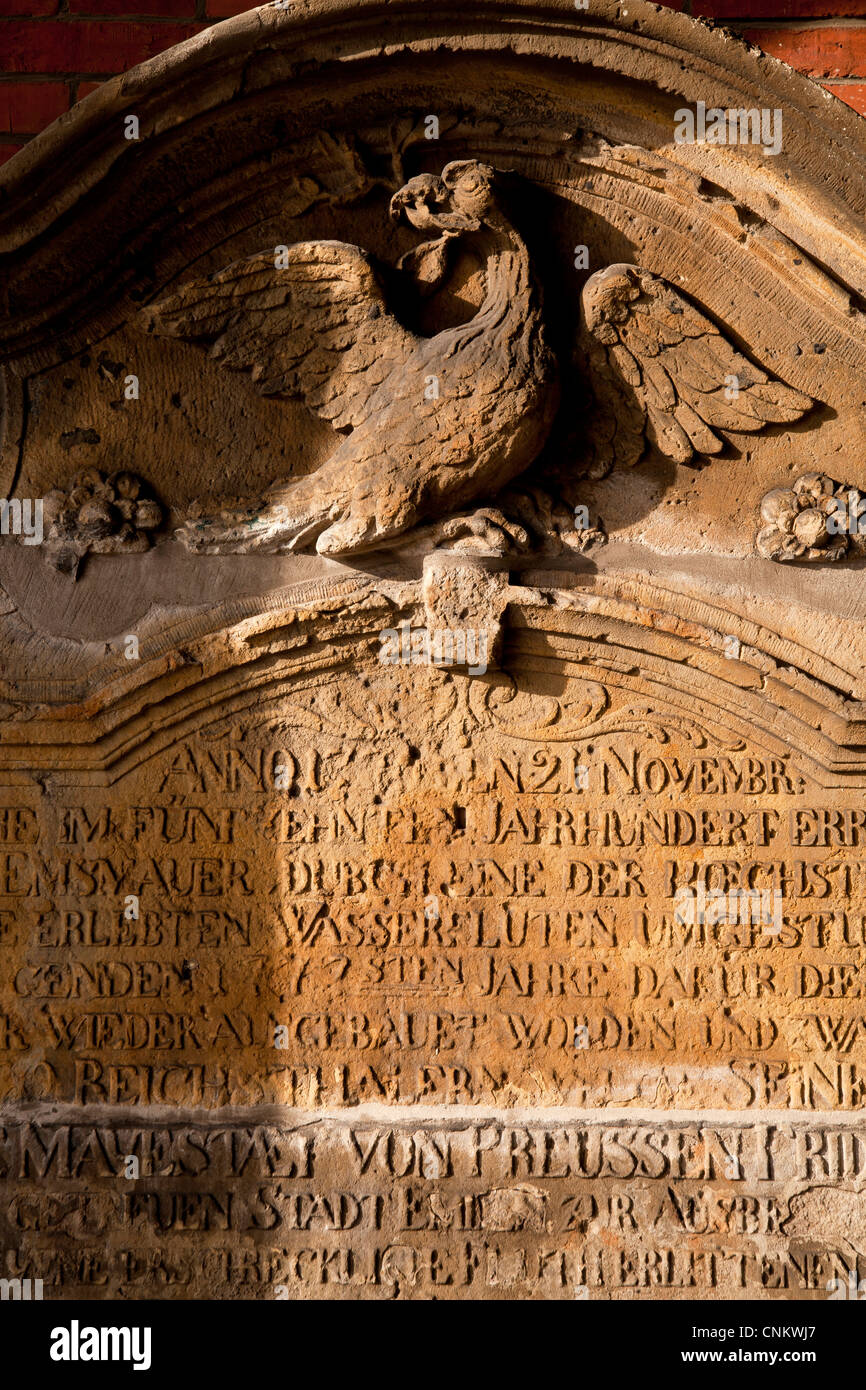 historische steinerne Tafel mit Inschrift am Rathaus in Emden, Ostfriesland, Niedersachsen, Deutschland Stockfoto