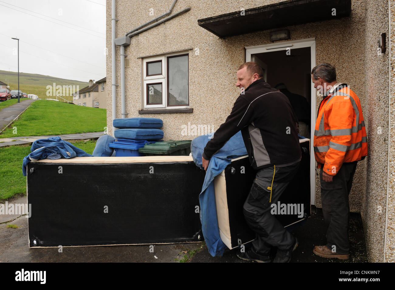 Möbel ist aus einer Wohnungsbaugesellschaft Haus verschoben, um Platz für eine neue Tennant, Yorkshire UK Stockfoto