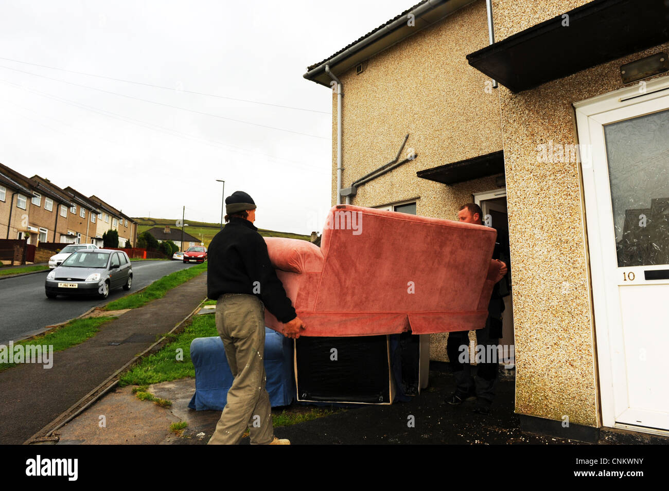 Möbel ist aus einer Wohnungsbaugesellschaft Haus verschoben, um Platz für eine neue Tennant, Yorkshire UK Stockfoto