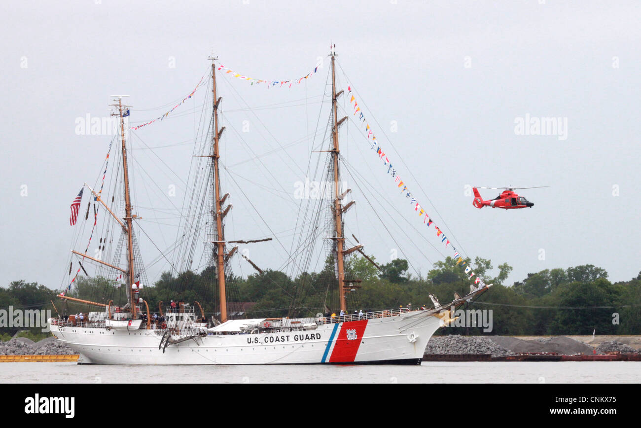 Das US-Küstenwache-Hochschiff Eagle kommt in New Orleans als Teil des Krieges von 1812 zweihundertjährigen Gedenkfeier. Die Ereignisse in New Orleans sind Teil einer Reihe von Stadtbesuchen durch die Marine, Küstenwache, Marine Corps und Operation Sail ab April 2012 und endet im Jahr 2015. New Orleans ist der erste und letzte Stadtbesuch in der Serie. Stockfoto