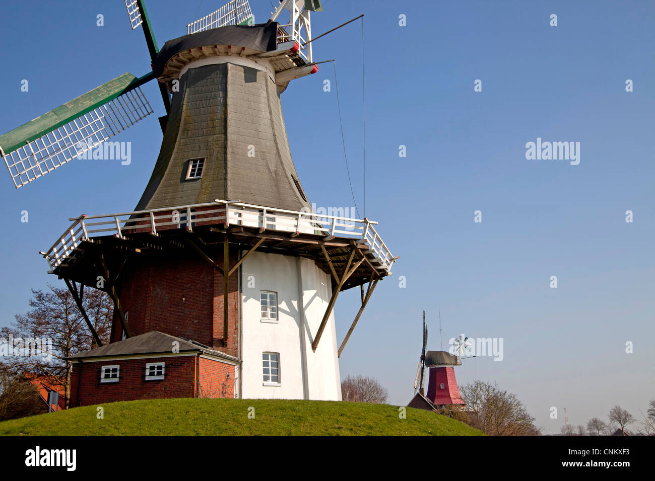 Greetsieler Zwillingsmuehlen Windmühlen, zwei historische Windmühlen in der Resort-Stadt Greetsiel, Ostfriesland, Stockfoto