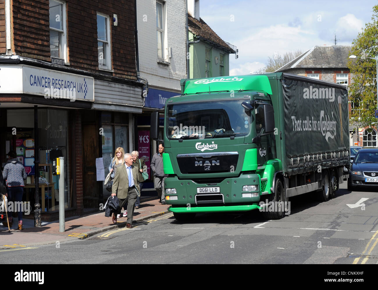 Lewes Stadtzentrum East Sussex Uk - Carlsberg Bier Lieferung LKW im Stau Stockfoto