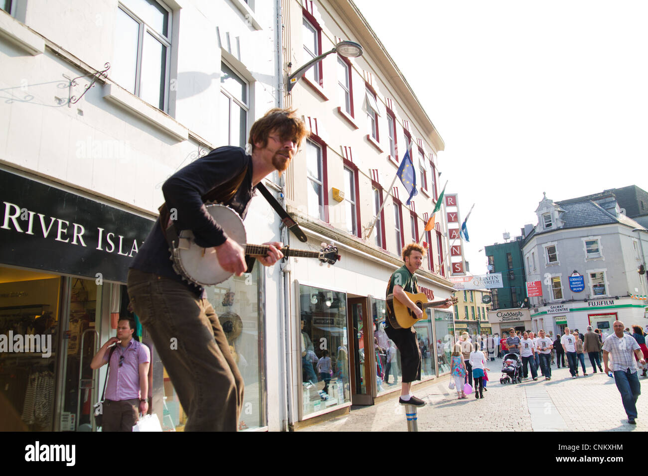 Eine Band, die Straßenmusik auf den Straßen von Galway, Irland Stockfoto