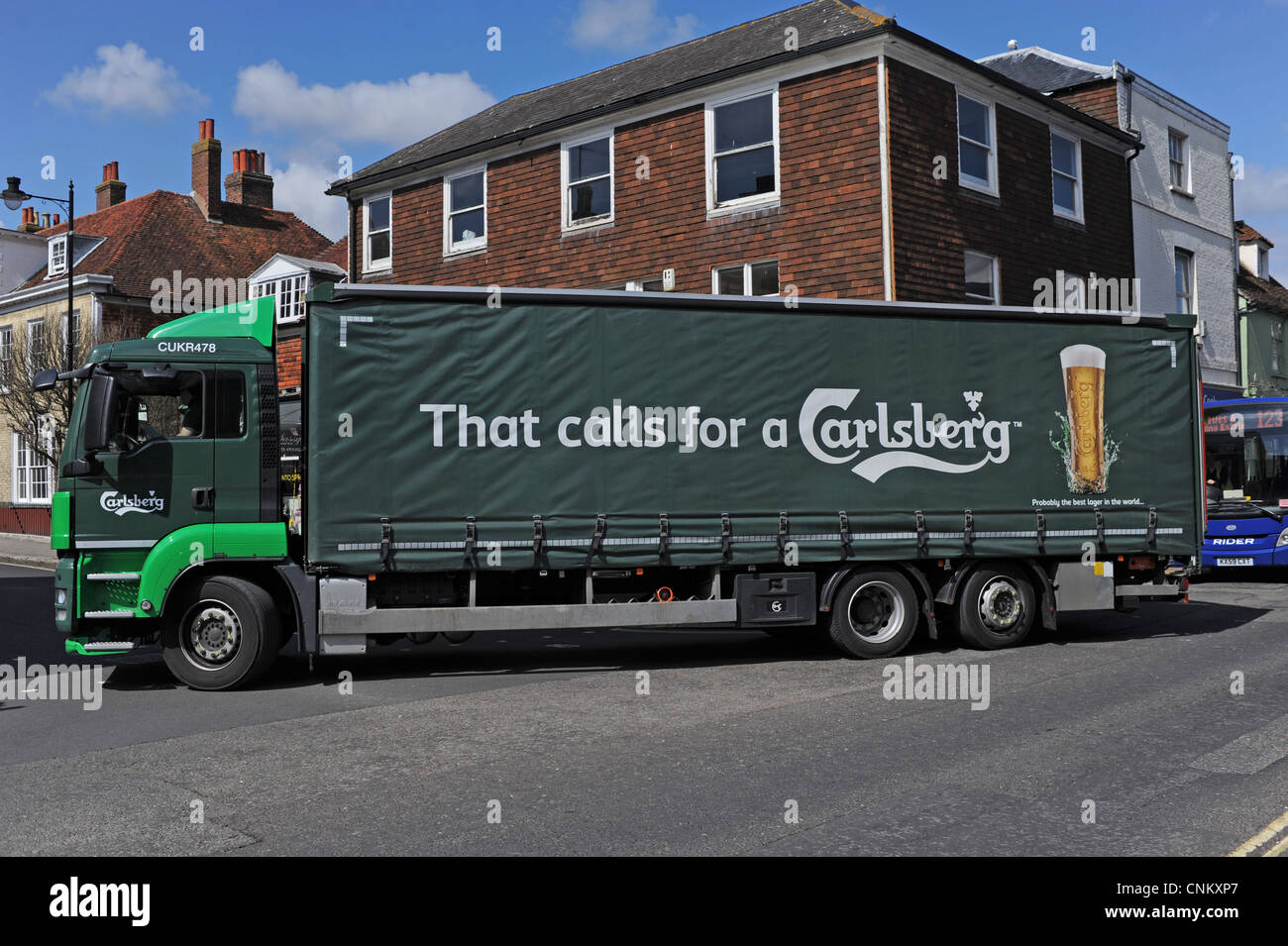 Lewes Stadtzentrum East Sussex UK - große Carlsberg Beer Lieferung LKW eine enge Kurve zu verhandeln Stockfoto