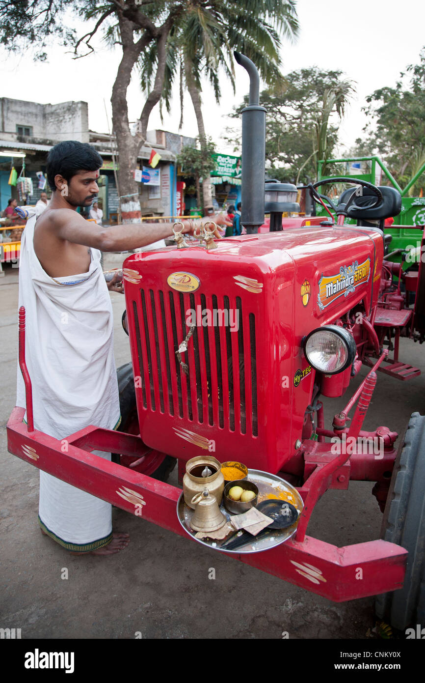 Brahmanen (Hindupriester) Segen eines Traktors. Hampi. Karnataka. Indien Stockfoto