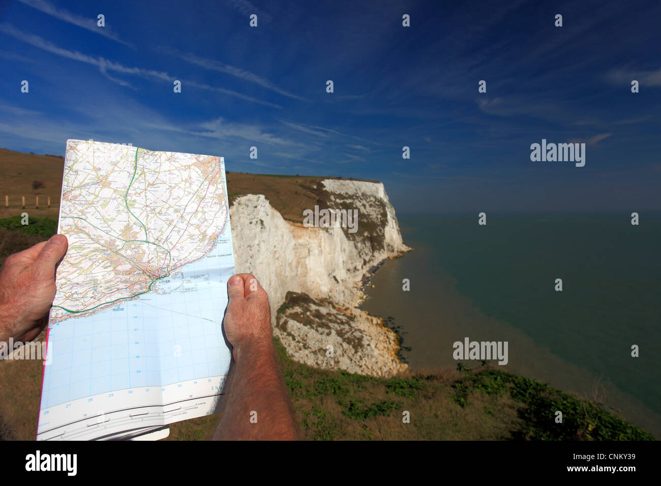 Erwachsene männliche stehend mit OS-Karte auf die weißen Klippen von Dover Kent County England Großbritannien UK Stockfoto