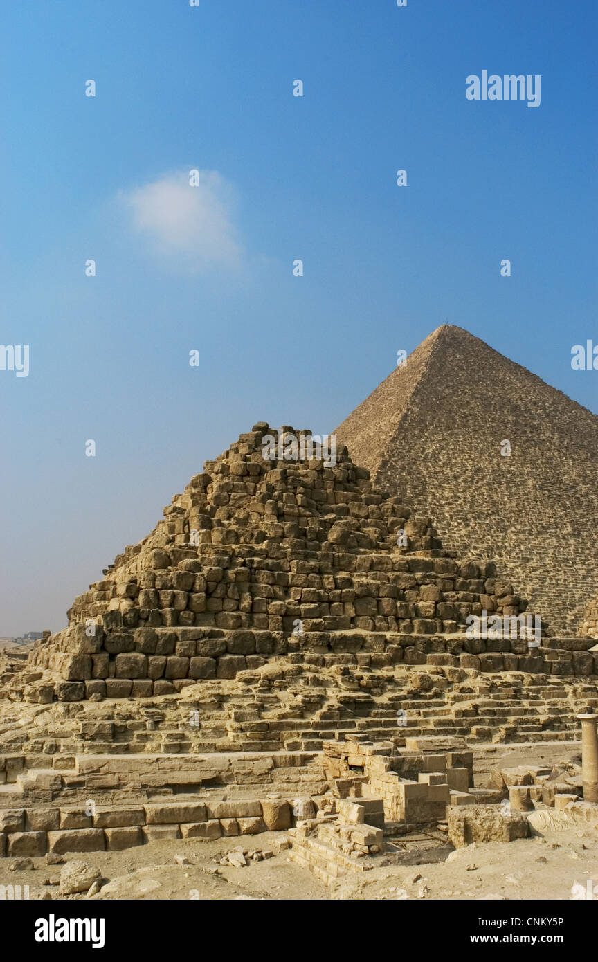 Ägypten. Henutsen Pyramide von Gizeh mit der Pyramide von Khufu (Cheops) im Hintergrund. 4. Dynastie. Altes Königreich. Stockfoto
