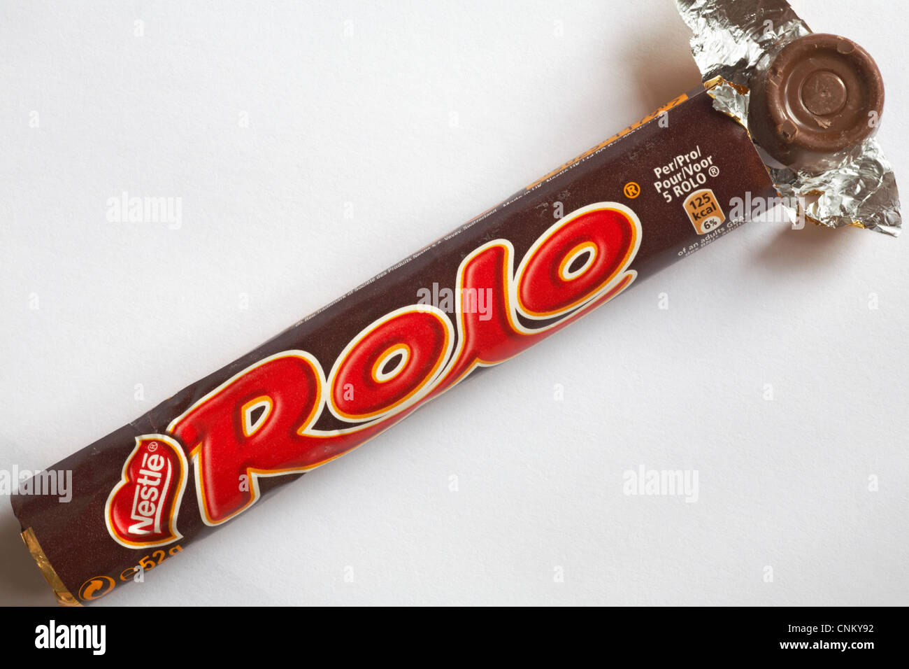 Paket von Nestle Rolo Pralinen mit Paket rückgängig gemacht um Inhalt setzen auf weißem Hintergrund zu zeigen Stockfoto