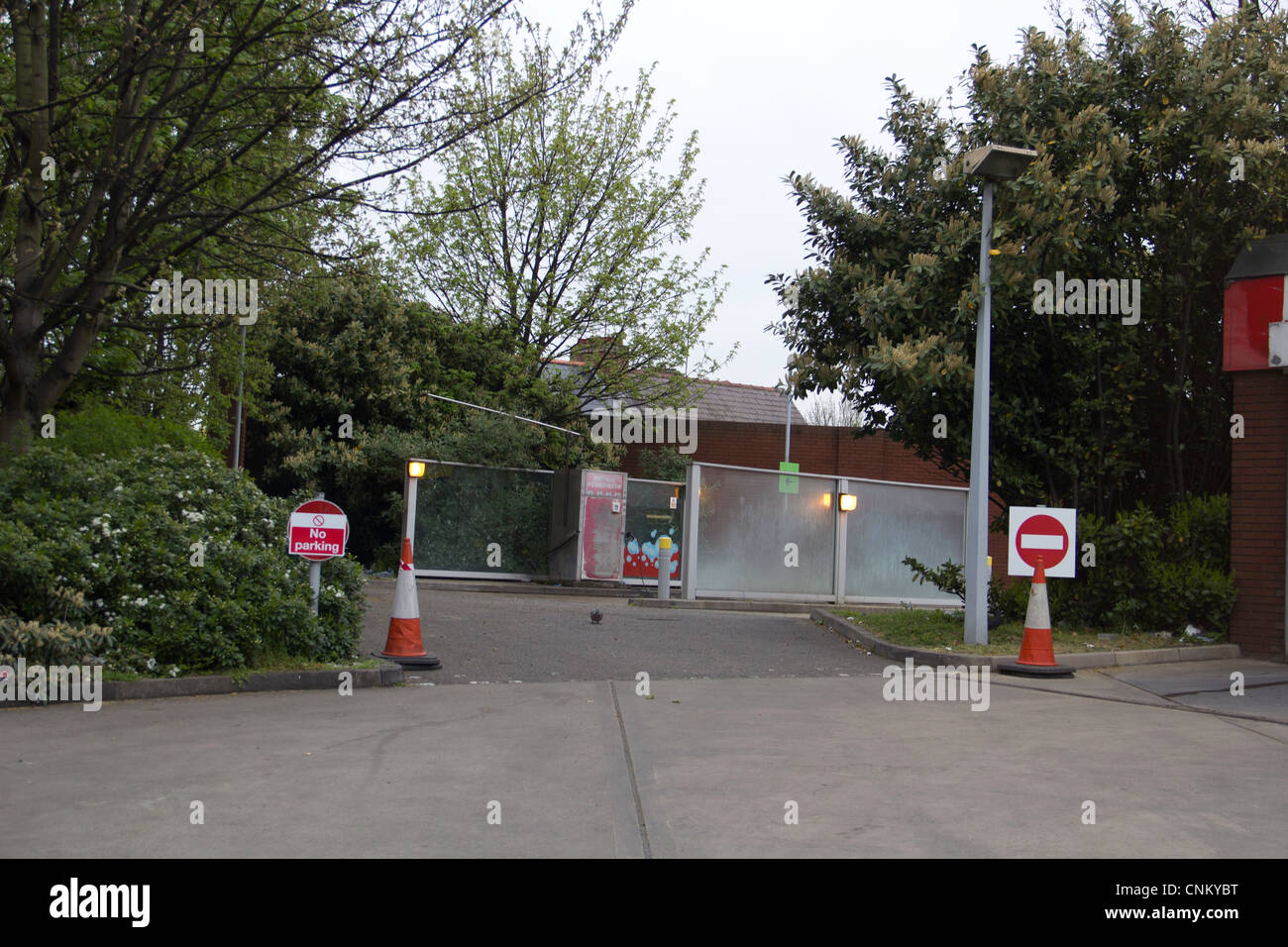 Ein Seiteneingang in einer Londoner Straße. Es gibt eine Reihe von Anzeichen, die darauf hindeuten, dass es eine einfache Fahrt mit Eintritt nicht erlaubt war. Stockfoto