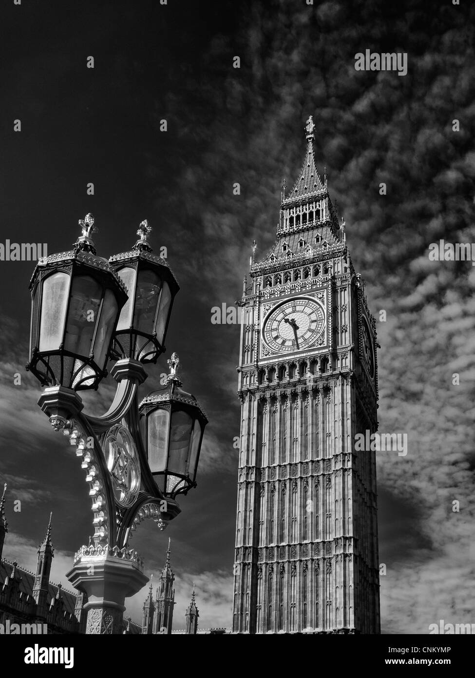 Big Ben Clock Tower und Erbe Laternen auf Westminster Bridge in London England UK Stockfoto