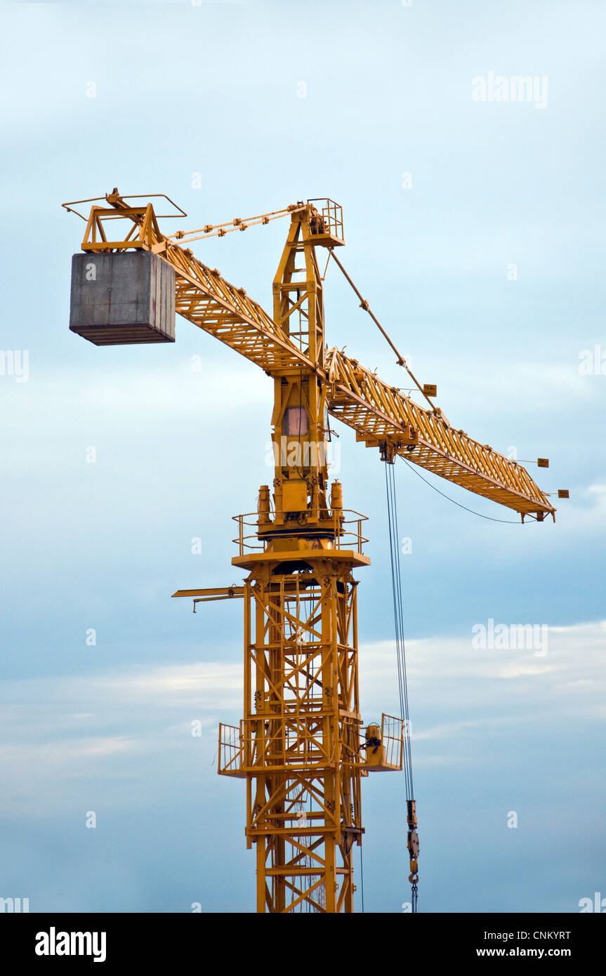 Gelben Baukran an einem kalten, bewölkten Tag. Stockfoto