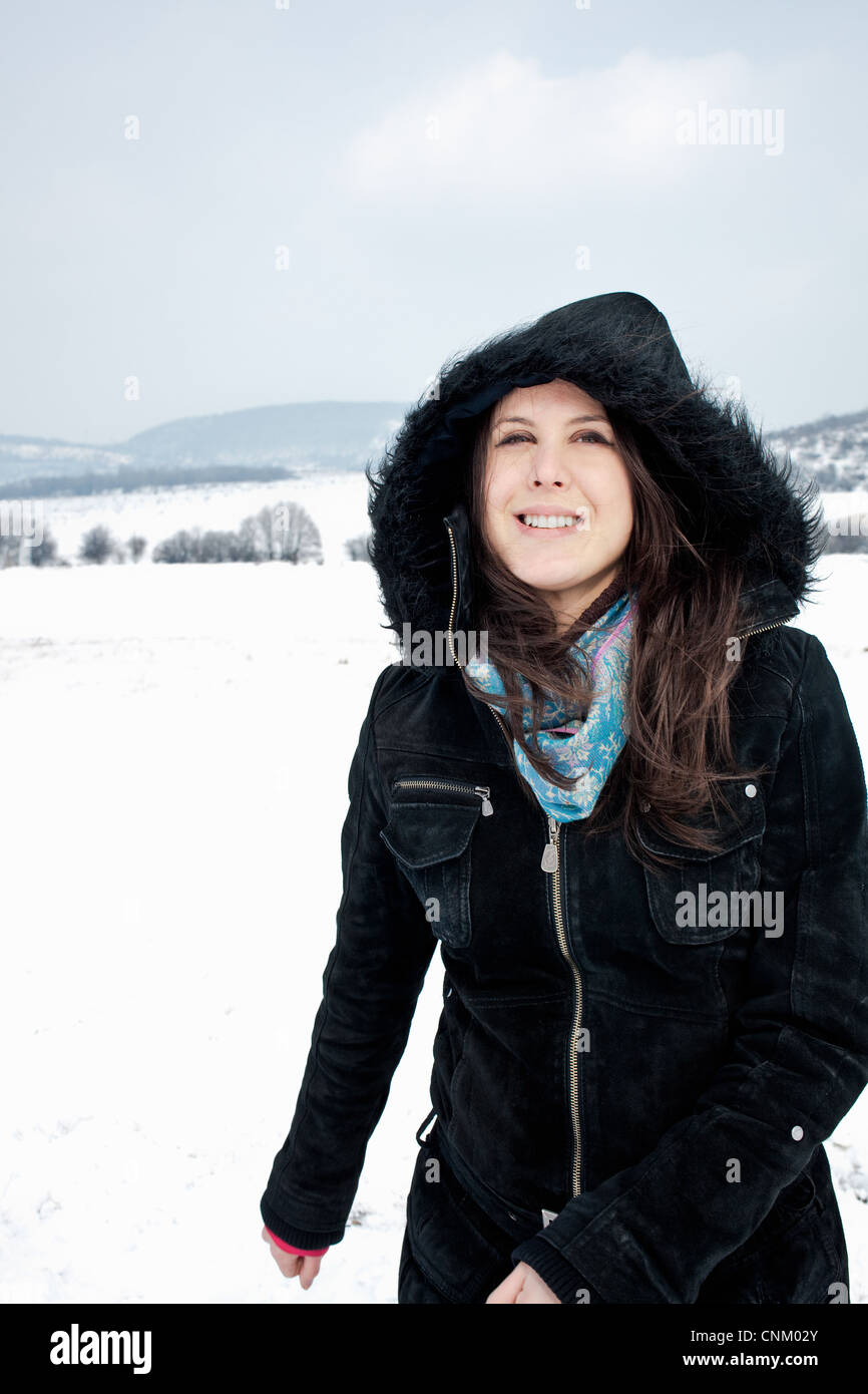 Frau in Parka Wandern im Schnee Stockfoto