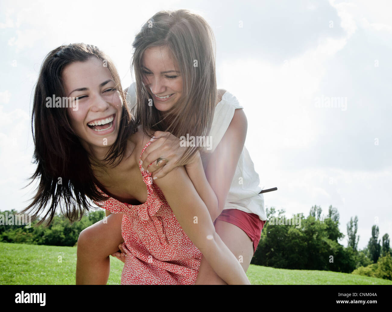 Lächelnde Frauen draußen zusammen zu spielen Stockfoto