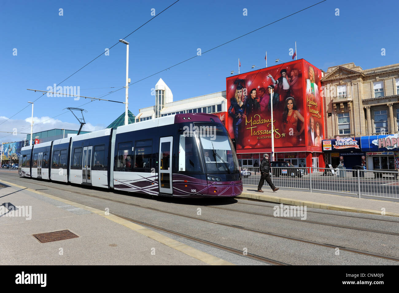 Eine neue Blackpool Straßenbahn am Hauptbahnhof Pier in Blackpool Uk ging die neuen Bombardier-Straßenbahnen in Betrieb April 2012 Stockfoto