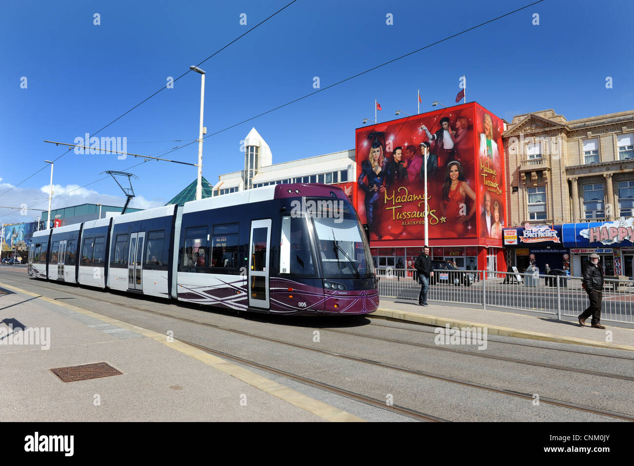 Eine neue Blackpool Straßenbahn am Hauptbahnhof Pier in Blackpool Uk ging die neuen Bombardier-Straßenbahnen in Betrieb April 2012 Stockfoto