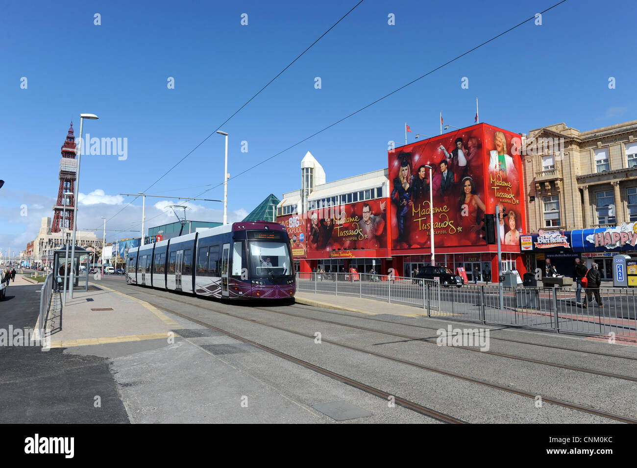 Eine neue Blackpool Straßenbahn am Hauptbahnhof Pier in Blackpool Uk ging die neuen Bombardier-Straßenbahnen in Betrieb April 2012 Stockfoto