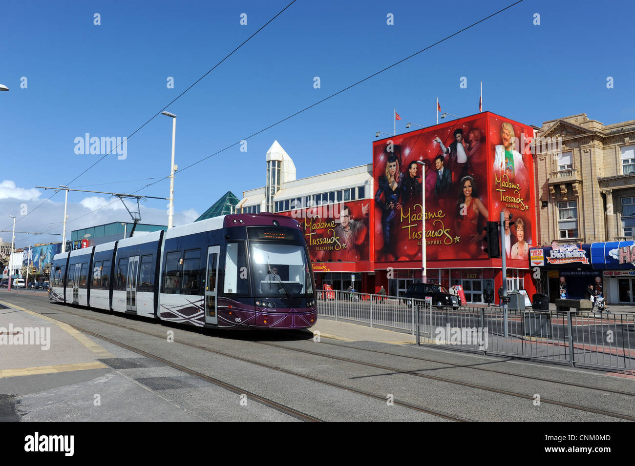 Eine neue Blackpool Straßenbahn am Hauptbahnhof Pier in Blackpool Uk ging die neuen Bombardier-Straßenbahnen in Betrieb April 2012 Stockfoto