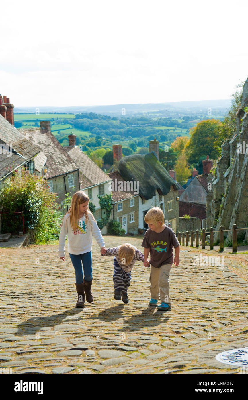 Kinder zu Fuß bergauf Gold in Shaftesbury, berühmt geworden durch die Hovis Anzeige unter der Regie von Ridley Scott Stockfoto