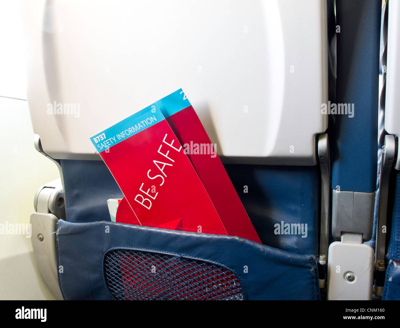 Werden sicher Sicherheit Informationsbroschüre Sitztasche Flugzeug  Stockfotografie - Alamy