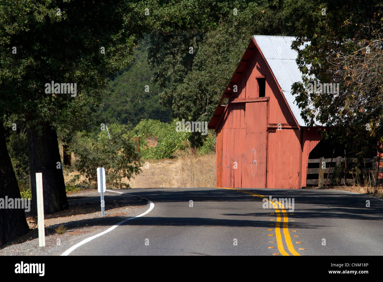 Rote Scheune entlang Autobahn 128 in der Nähe von Geyserville, Kalifornien, USA. Stockfoto