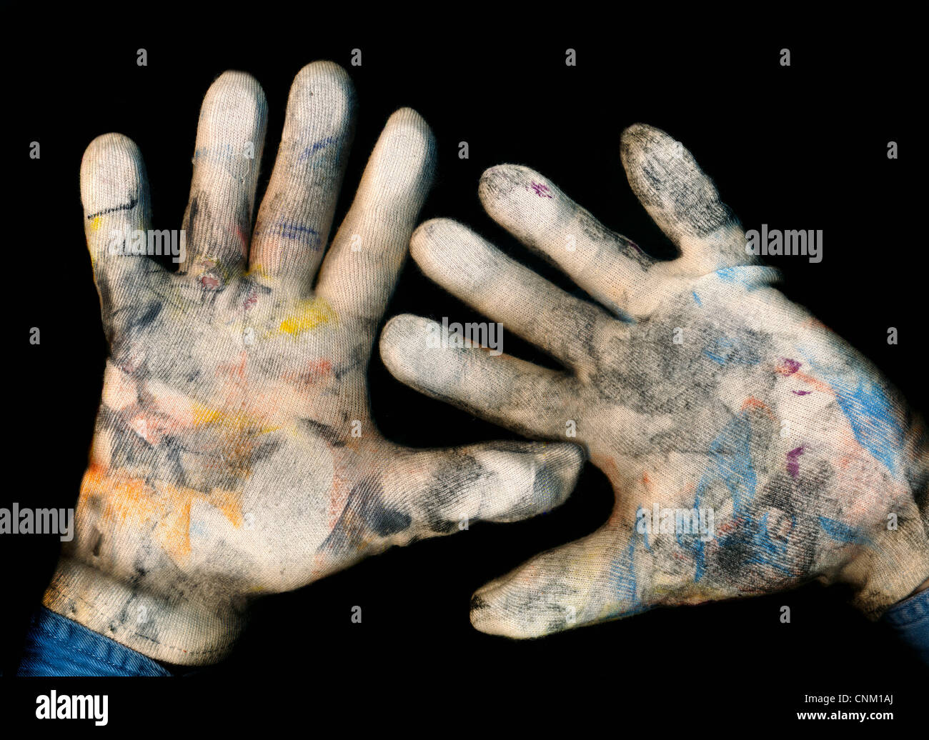 Zwei Hände mit schmutzigen weißen Handschuhen aufgehalten für Verteidigung, symbolische Foto Stockfoto