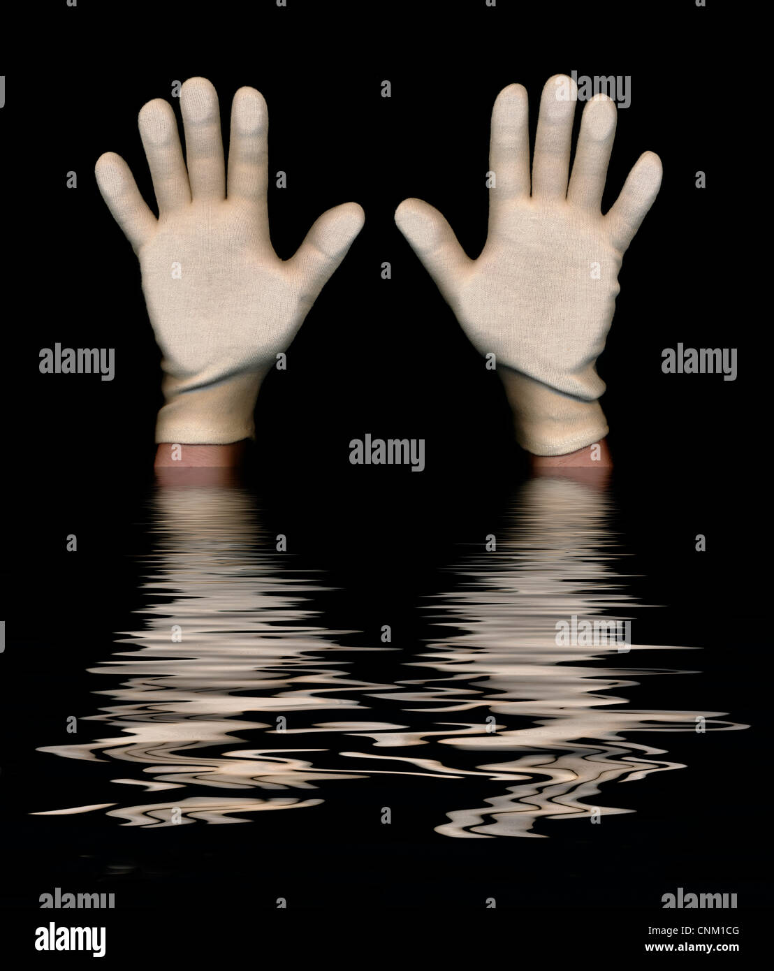Hände hoch, Ertrinken im Wasser symbolische Foto Stockfoto
