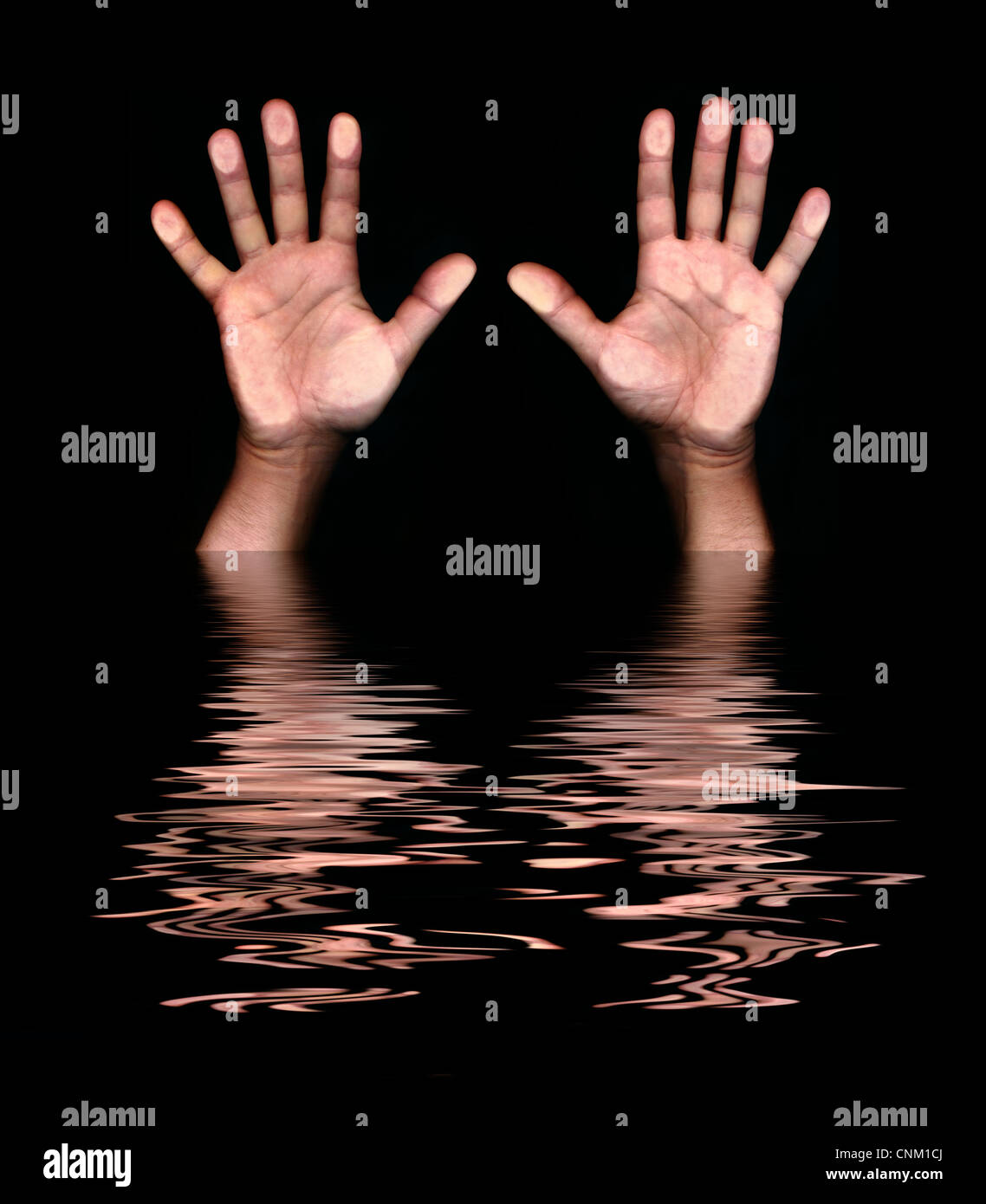 Hände hoch, Ertrinken im Wasser Stockfoto