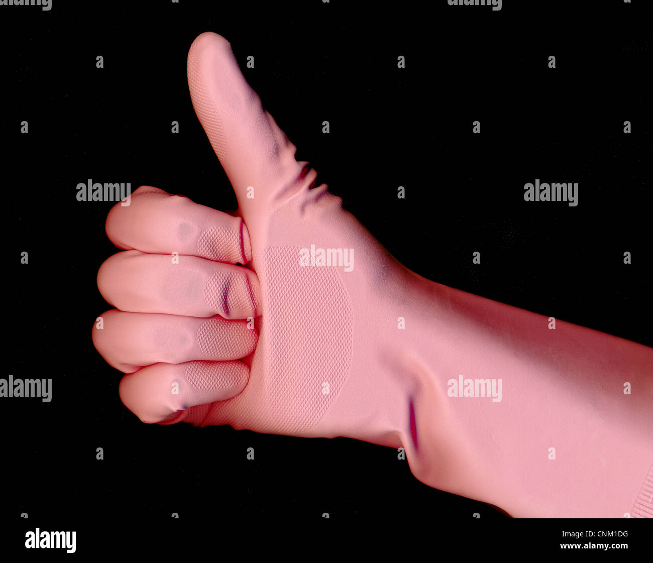 rosafarbene Gummihandschuh, Daumen-hoch-Zeichen für Okay, Stockfoto