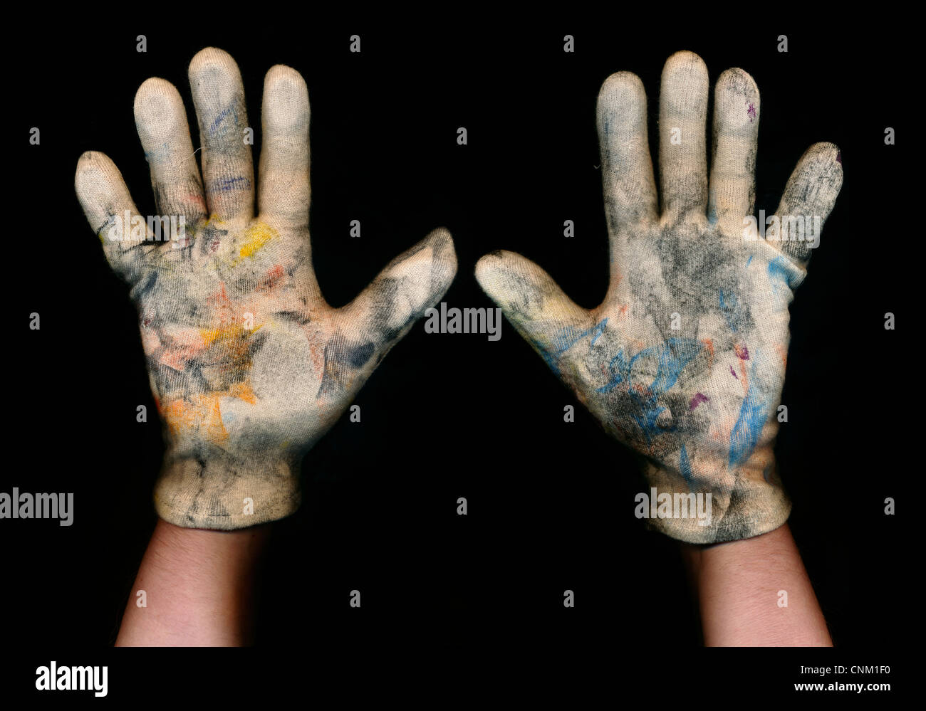 Zwei Hände mit schmutzigen weißen Handschuhen, statt sich um zu ergeben, symbolische Foto Stockfoto