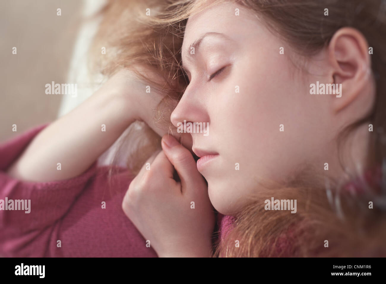 Junge schlafende Frau. Sanften Farben. Stockfoto