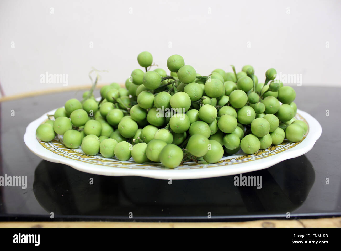 Türkei-Beere (Solanum Torvum) in einer Platte Stockfoto