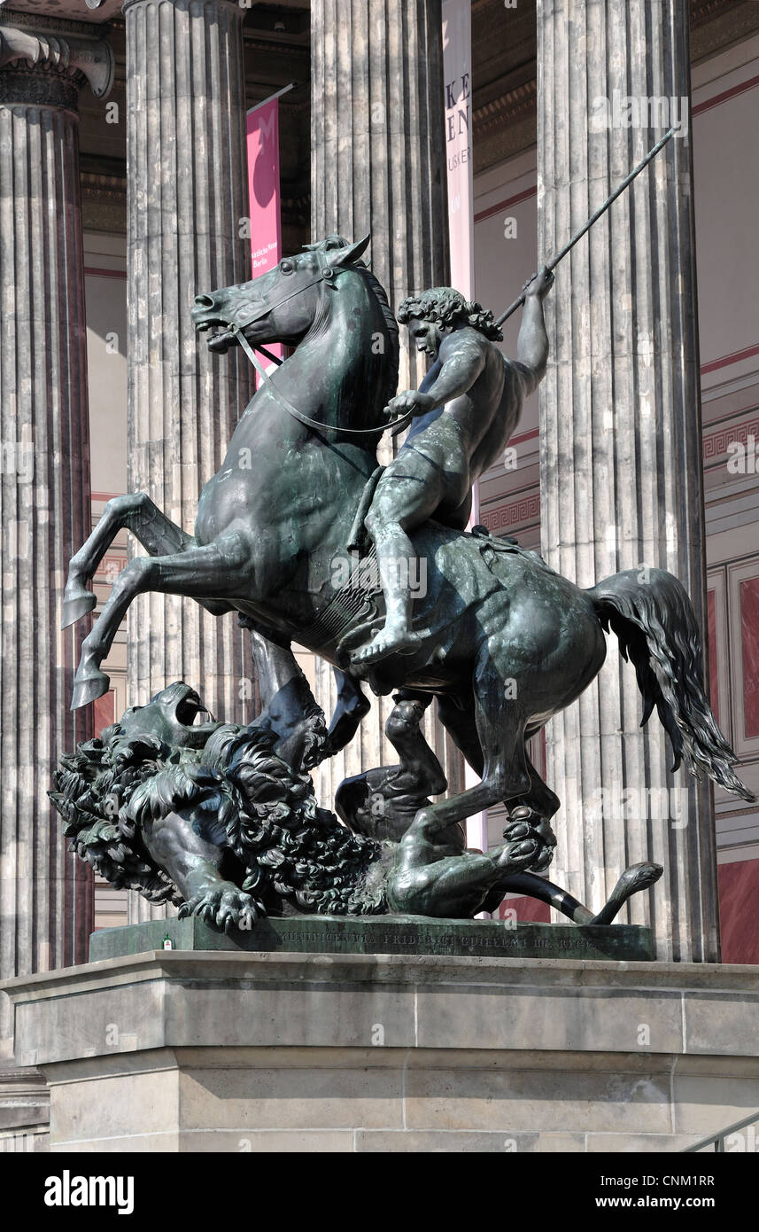 Berlin, Deutschland. Altes Museum (altes Museum) Statue vor Museum - The Lion Fighter / Lowenkampfer (Albert Wolf - 1847) Stockfoto