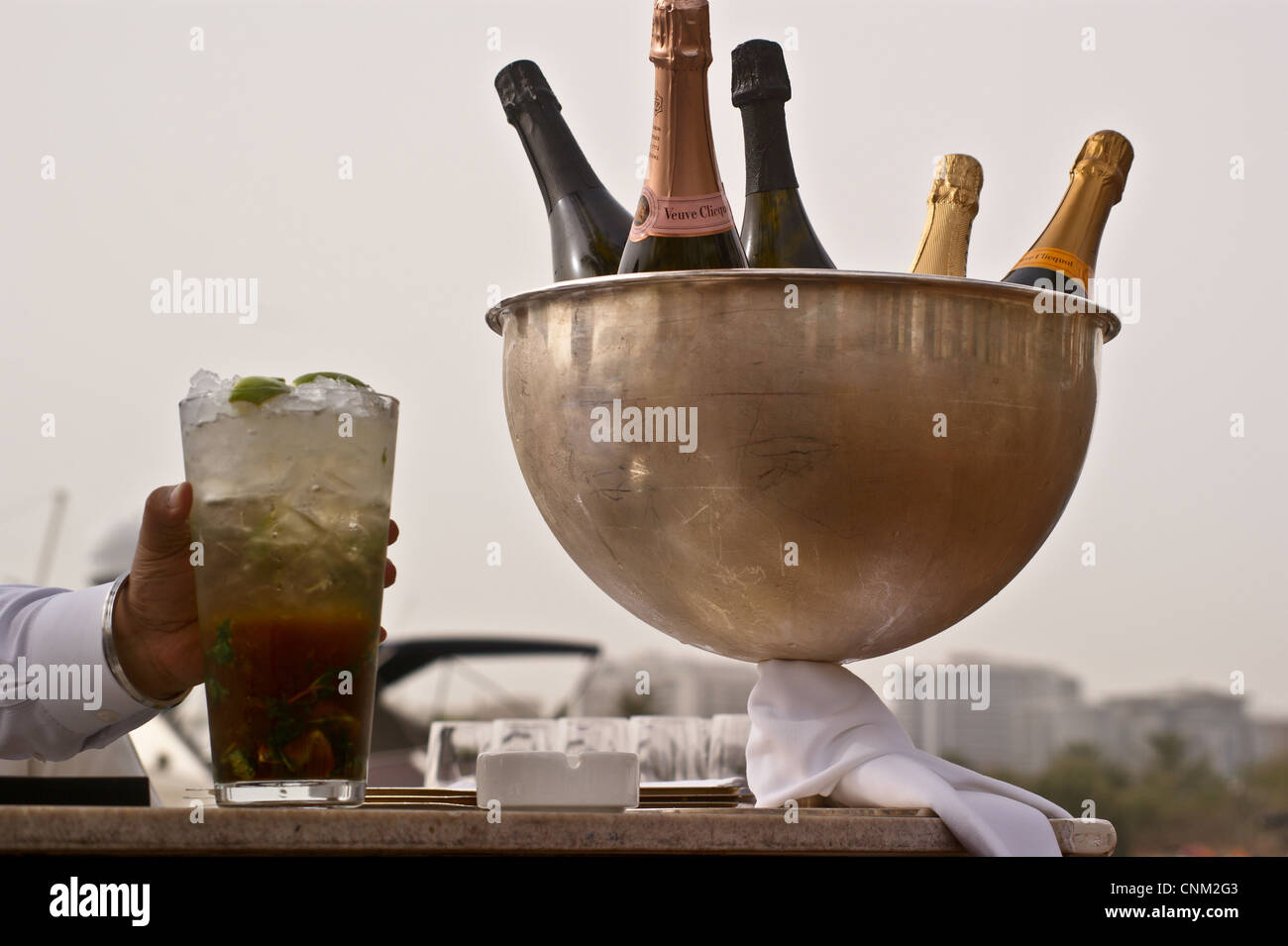 Rum cocktail, Flaschen Veuve Clicquot Champagner am Freitag Brunch im Park Hyatt Hotel, Dubai Creek, Dubai, Vereinigte Arabische Emirate Stockfoto
