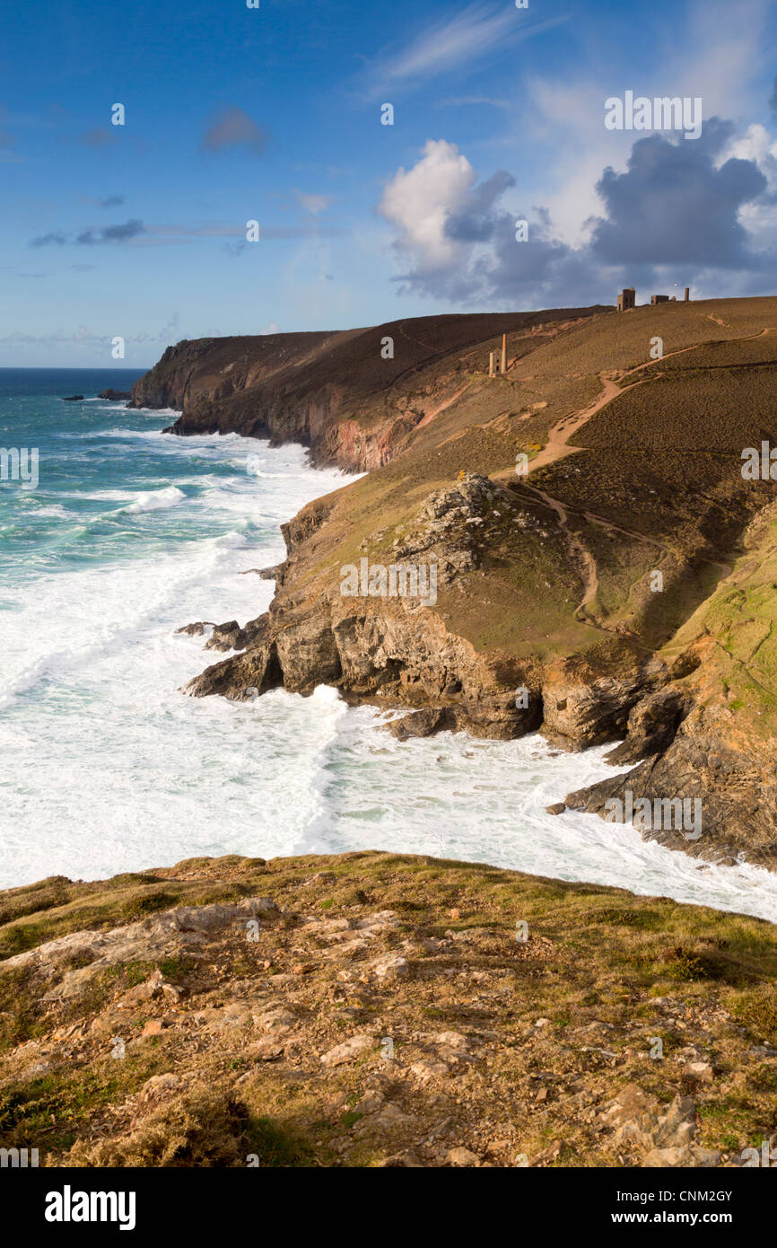 Kapelle Porth mit Blick auf Wheal Coates Maschinenhaus und St. Agnes; Cornwall; UK Stockfoto