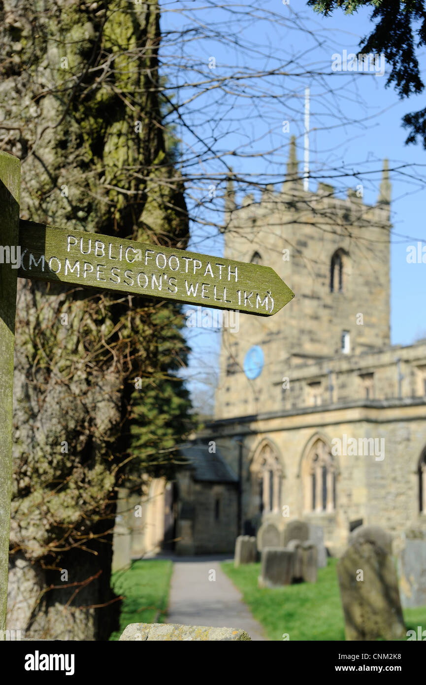 öffentlichen Fußweg Zeichen für Eyam Mompessons gut Derbyshire England uk Stockfoto