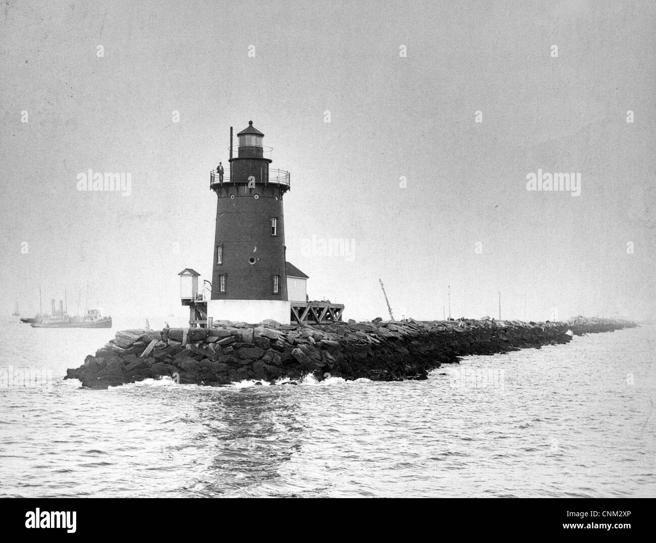 Delaware Wellenbrecher Leuchtturm und felsige Wellenbrecher. Ca. 1891 Stockfoto