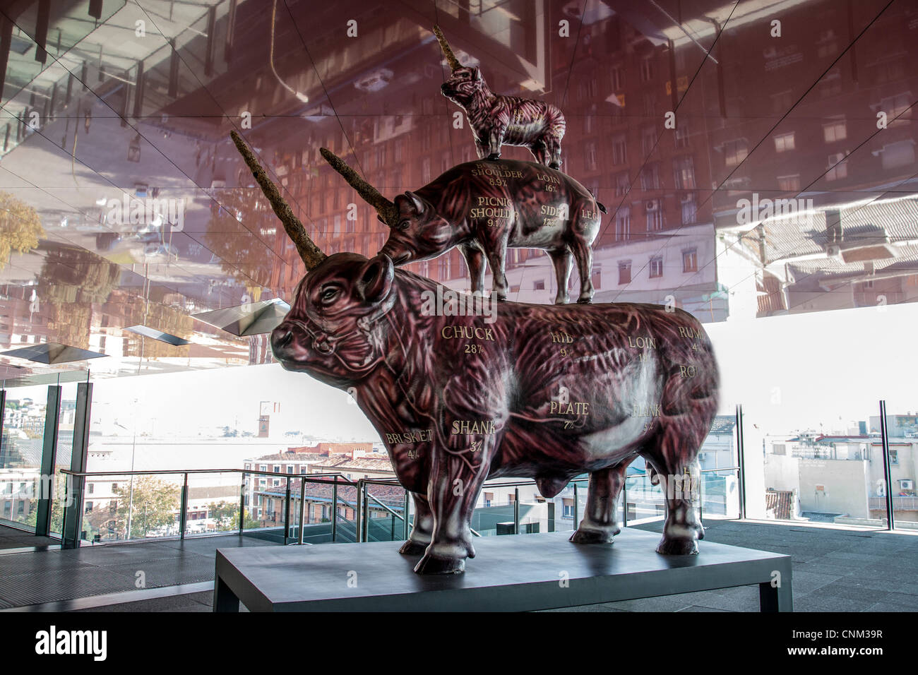 Tri-Uni-Mais-Skulptur von Miralda auf Dachterrasse von Reina Sophia Museum, Madrid Spanien Stockfoto