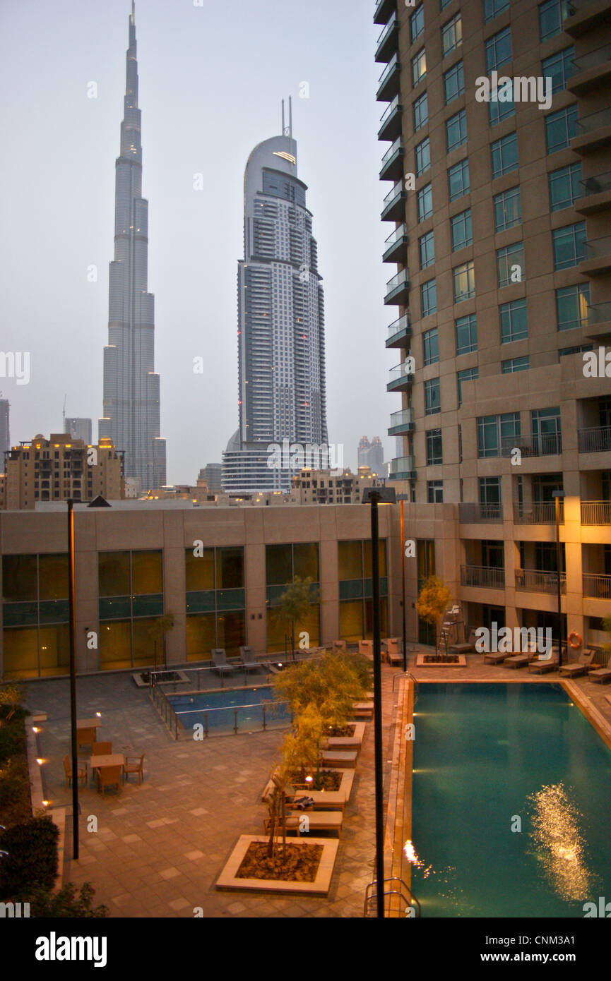 Burj Khalifa, Dubai, Downtown Adresse Turm, bei Sonnenuntergang, gesehen vom Schwimmbad Burj Ansichten, Vereinigte Arabische Emirate Stockfoto