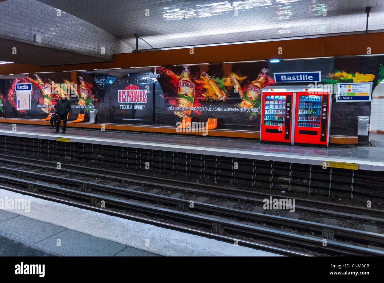 Paris, Frankreich, in der Metro-Station Bastille, Plattform, französische Werbetafeln, Kampagne an Wänden, für Bier, Alkohol, Werbung, Innenräume von Röhren Stockfoto