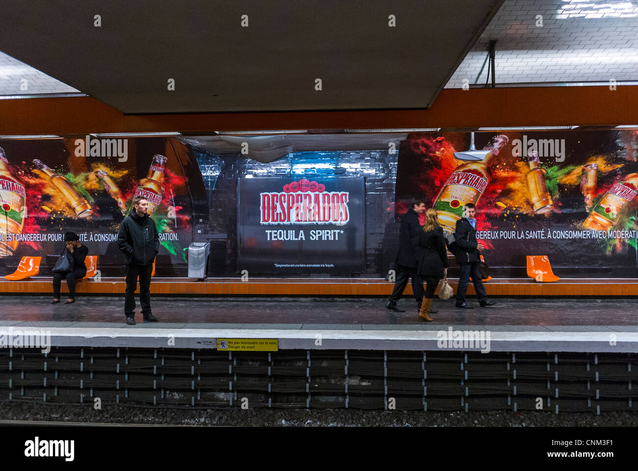 Paris, Frankreich, im RATP Paris Metro Station, Leute warten am Quay, mit französischer Werbung, Plakaten für lokales Bier, 'Despêrados' Alkohol, U-Bahn Station Innenausstattung, bastille Metro paris Sommer Stockfoto