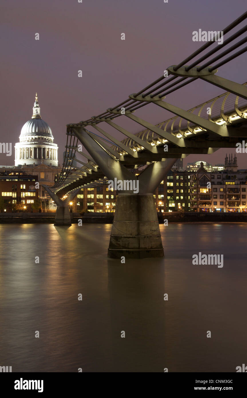 Die Millennium Bridge können Fußgänger über die Themse von der Tate Modern Bankside zur St. Pauls Cathedral begehbar. London, England, Vereinigtes Königreich. Stockfoto