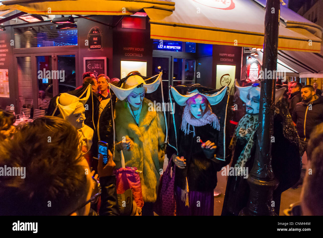 Paris, Frankreich, „Sisters of Perpetual Indulgence“ AIDS Prävention Nun Transvestites, Performing Blessing on Street, Outside Gay Bar, Open Cafe, Le Marais Gay, Activism Art, Nacht Stockfoto